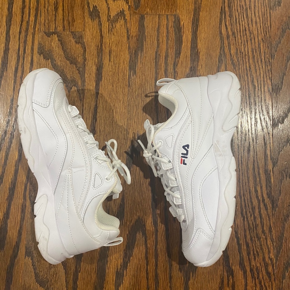 FILA Women’s Disarray white sneakers size 8